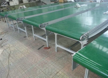 綠色皮帶輸送機 材質是鋁型材的輸送帶