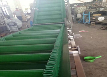 綠色皮帶提升輸送機